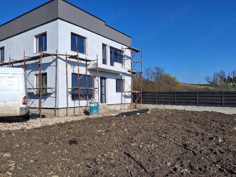 Casă cu 5 camere cu Teren 500 Mp în Ipotești