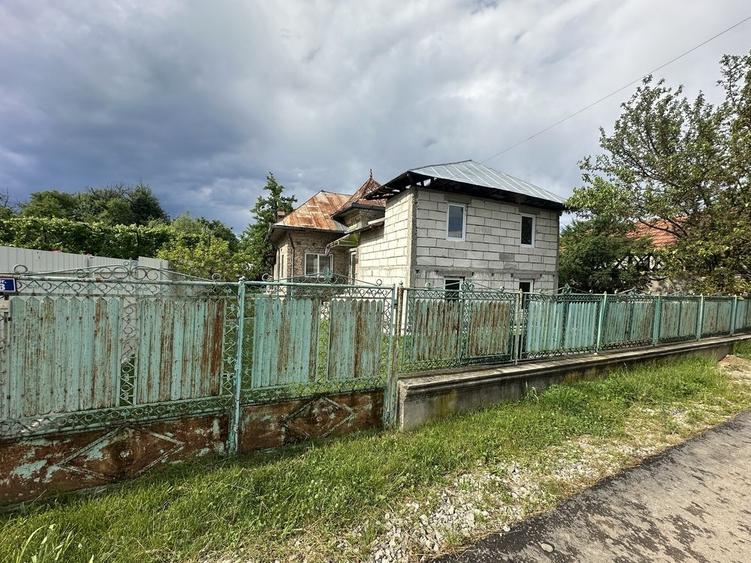 Casă cu 4 camere în Tătărani