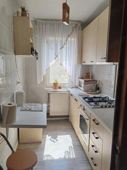 Apartament cu 3 camere semidecomandat în Micro 6