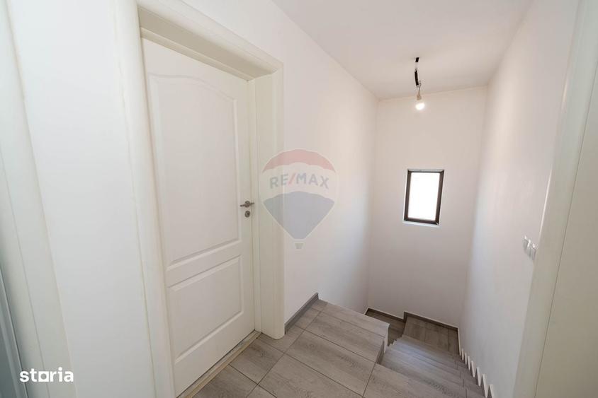 Casă cu 4 camere în Săbăreni