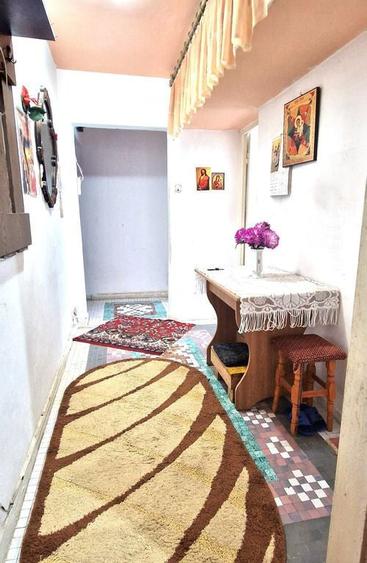 Apartament cu 3 camere semidecomandat în Km 4