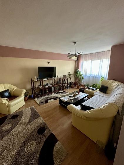 Apartament cu 3 camere decomandat în Viziru 3