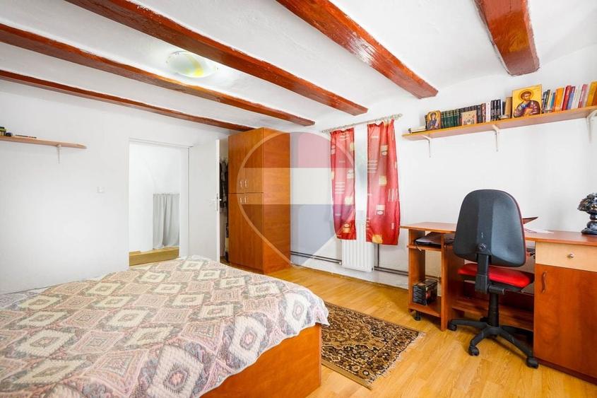 Casă individuală cu 6 camere cu Teren 2794 Mp în Bunești