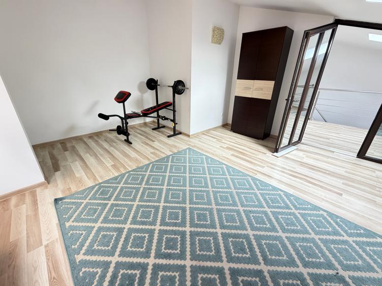 Apartament cu 4 camere semidecomandat în Baza 3