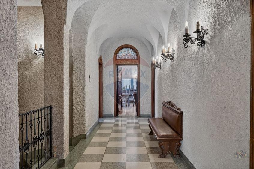 Apartament cu 10 camere decomandat, mobilat în Capitale