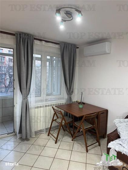 Apartament cu 3 camere semidecomandat, mobilat în Centrul Civic