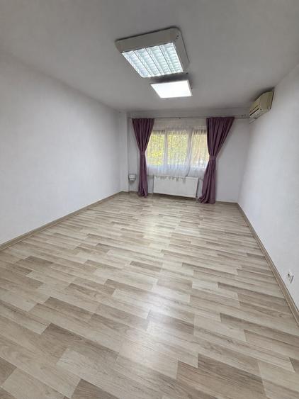 Apartament cu 3 camere decomandat în Narcisa
