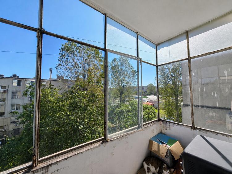 Apartament cu 3 camere semidecomandat, mobilat în Far