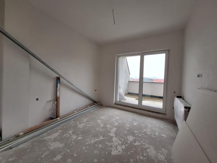 Apartament cu 3 camere semidecomandat în Florești