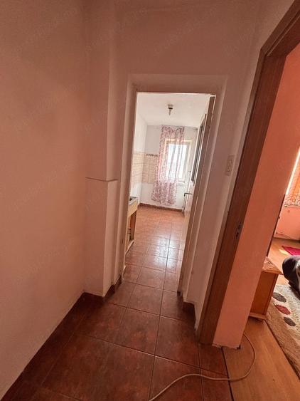 Apartament cu 3 camere semidecomandat în Cet