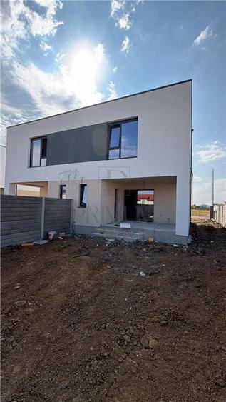 Duplex cu 4 camere cu Teren 300 Mp în Moșnița Nouă