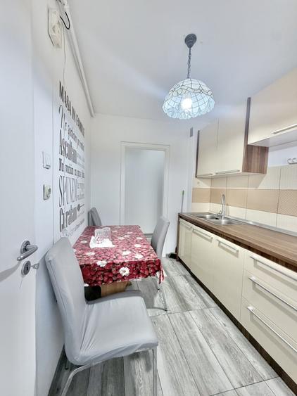 Apartament cu 3 camere semidecomandat, mobilat în Dâmbovița