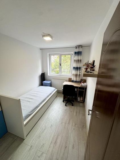 Apartament cu 3 camere semidecomandat, mobilat în Mihai Bravu