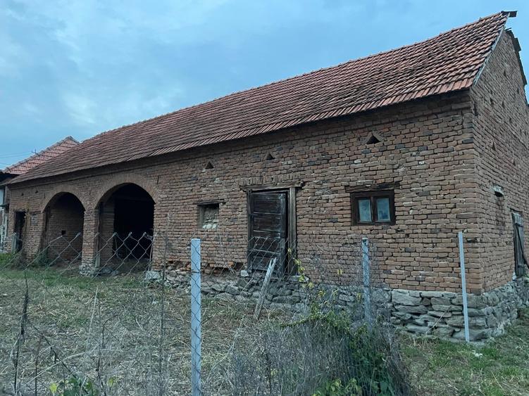 Casă individuală cu 2 camere cu Teren 2000 Mp în Densuș