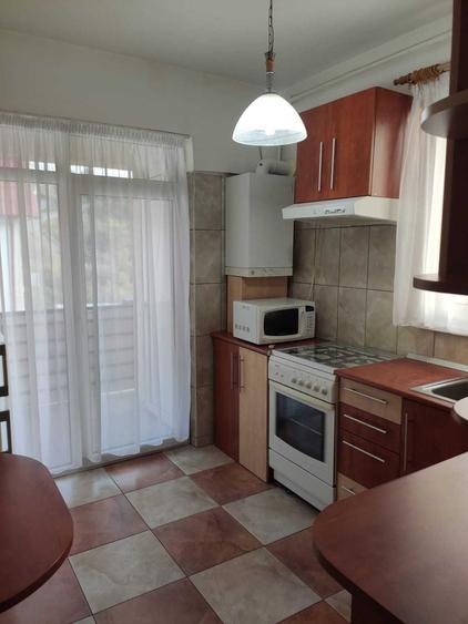Apartament cu 3 camere semidecomandat în Casele Micești