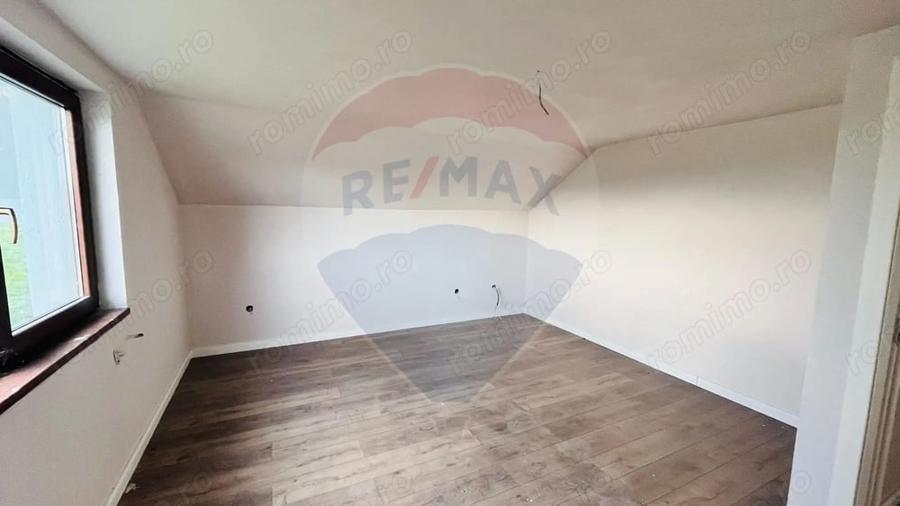 Casă cu 4 camere cu Teren 300 Mp în Hidiș