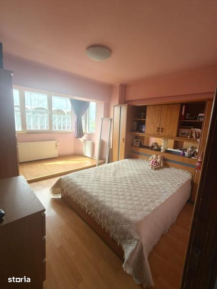 Apartament cu 3 camere semidecomandat în Pantelimon