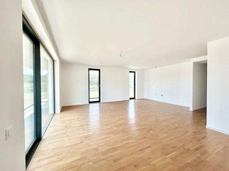 Apartament cu 4 camere decomandat în Băneasa