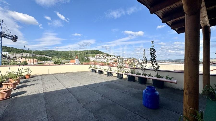 Apartament cu 5 camere semidecomandat în Florești