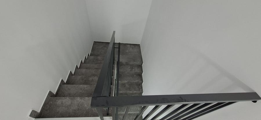 Casă individuală cu 5 camere cu Canalizare în Aradului