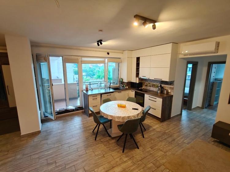 Apartament cu 3 camere semidecomandat, mobilat în Central