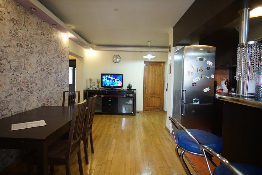 Apartament cu 3 camere decomandat, mobilat în Nerva Traian