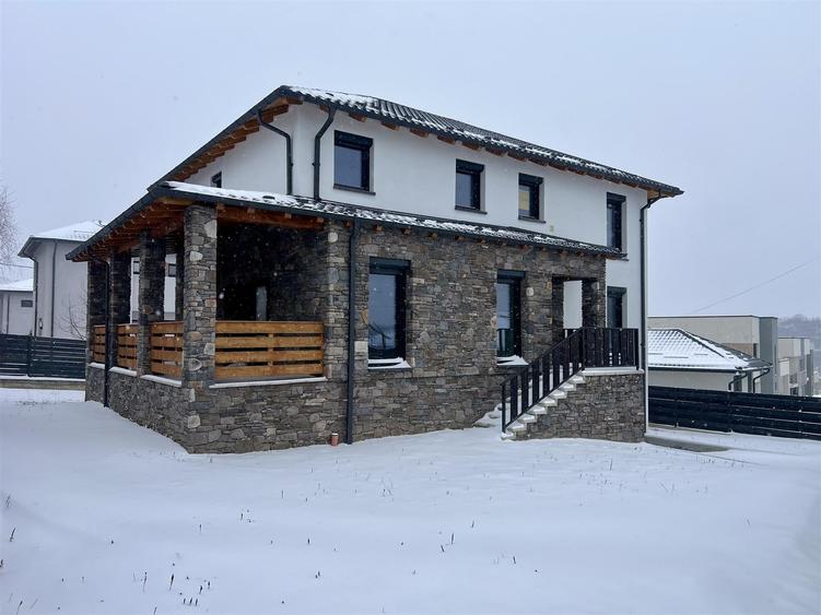 Casă cu 6 camere decomandat cu Garaj în Valea Adâncă