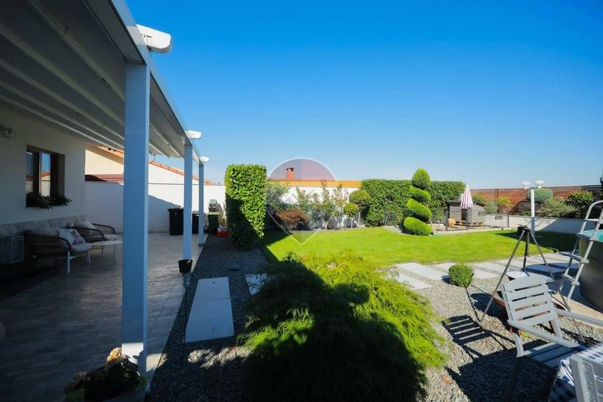 Casă individuală cu 3 camere cu Piscina în Paleu