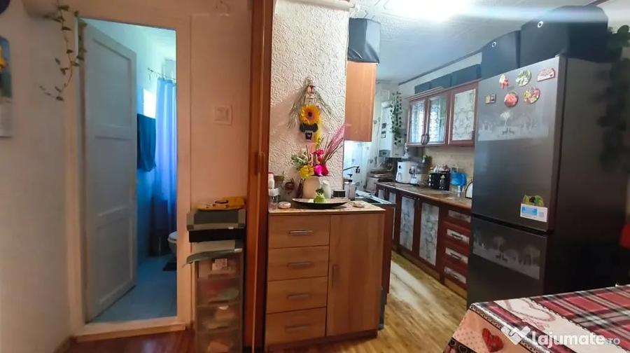 Apartament cu 3 camere semidecomandat în Gojdu