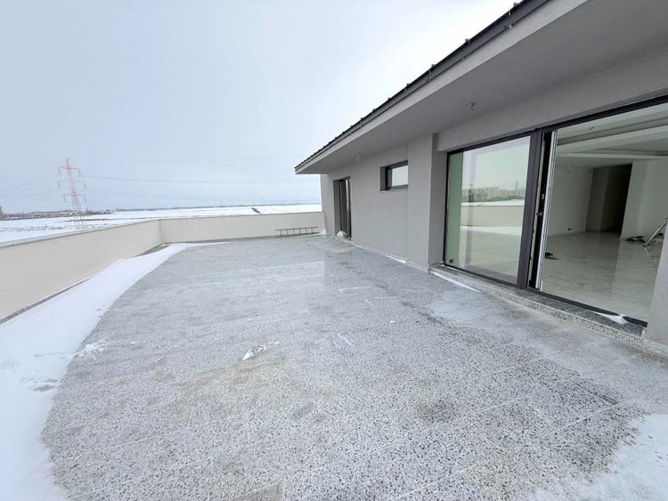 Apartament cu 4 camere decomandat în Metalurgiei