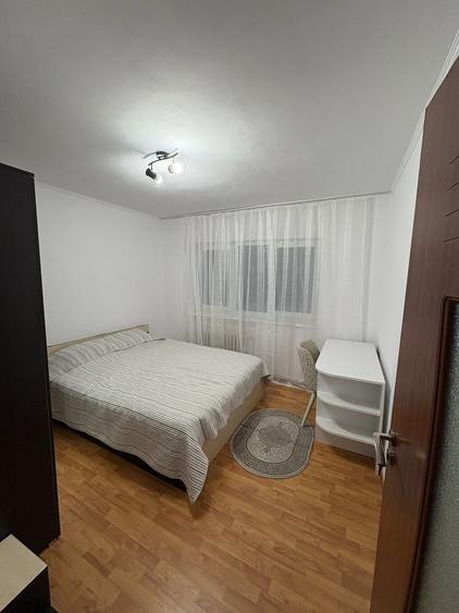 Apartament cu 3 camere decomandat, mobilat în Între Lacuri