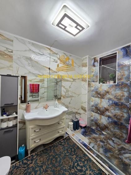 Casă individuală cu 7 camere cu Canalizare în Colentina