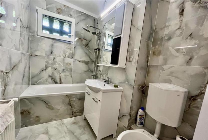 Apartament cu 3 camere semidecomandat, mobilat în Circumvalațiunii