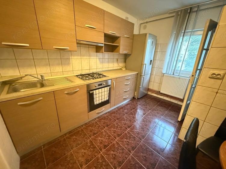 Apartament cu 3 camere decomandat în Girocului