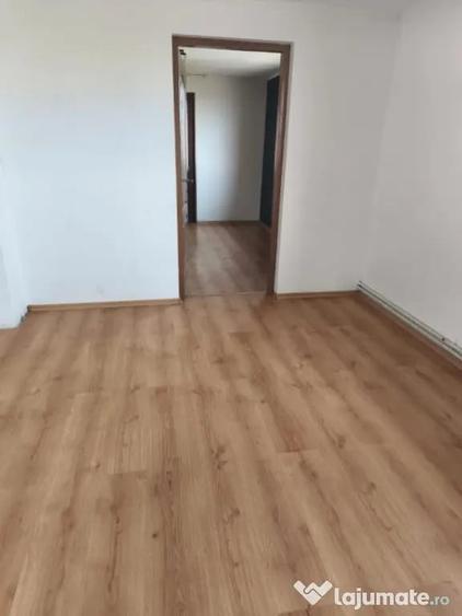 Casă cu 5 camere cu Teren 1600 Mp în Central