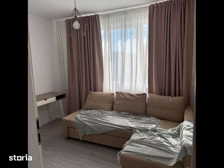 Apartament cu 3 camere semidecomandat, mobilat în Tei