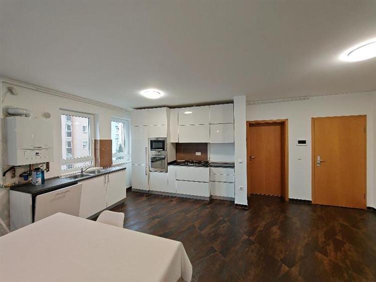 Apartament cu 3 camere decomandat, mobilat în Avantgarden