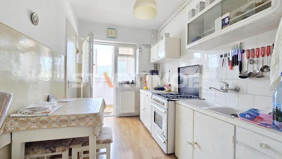 Apartament cu 3 camere decomandat în Calea București