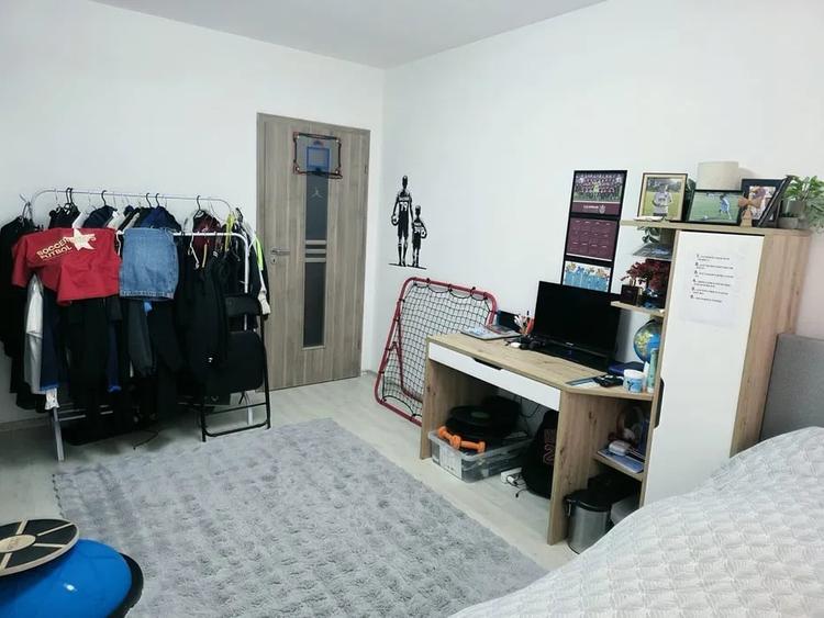 Apartament cu 3 camere semidecomandat, mobilat în Florești