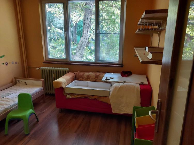 Apartament cu 3 camere semidecomandat în Tineretului