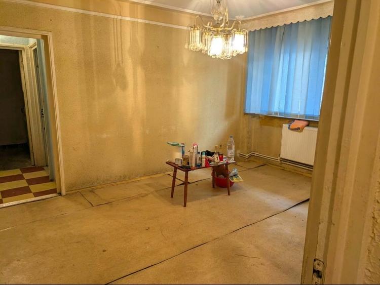 Apartament cu 3 camere semidecomandat, mobilat în Radu Negru