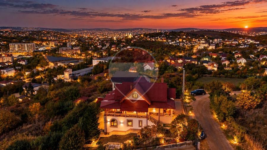 Casă individuală cu 9 camere cu Teren 1025 Mp în Bucium