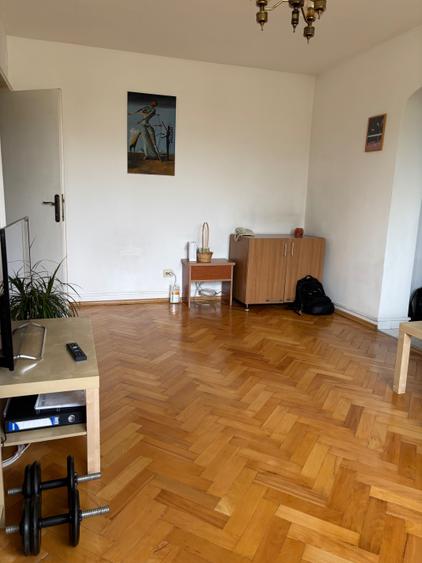 Apartament cu 3 camere semidecomandat în Cotroceni