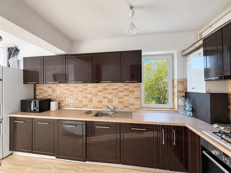 Apartament cu 3 camere decomandat, mobilat în Șelimbăr