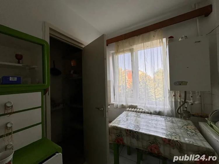 Apartament cu 3 camere semidecomandat în Zamfirescu