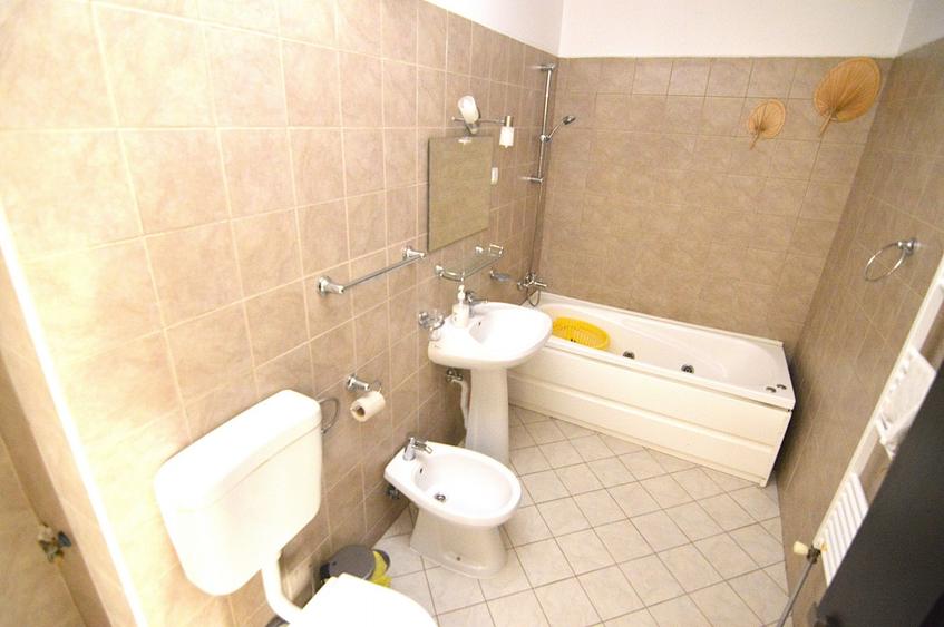 Apartament cu 2 camere semidecomandat, mobilat în Decebal
