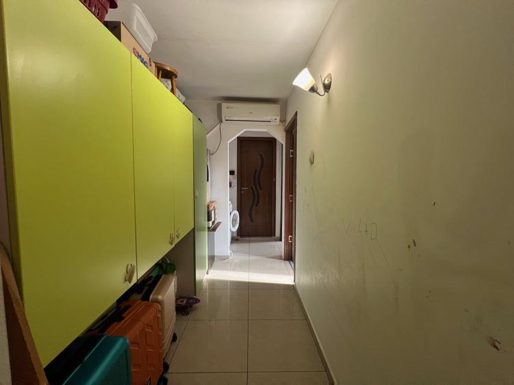Apartament cu 3 camere decomandat, mobilat în Nicolina