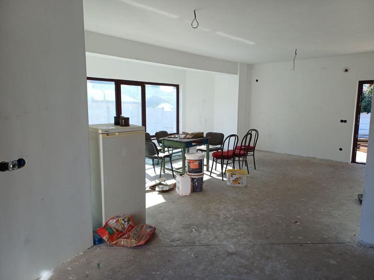 Casă cu 4 camere în Cernele