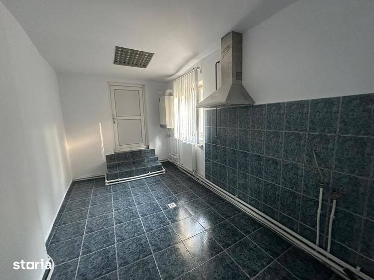 Casă cu 6 camere cu Teren 1054 Mp în Central