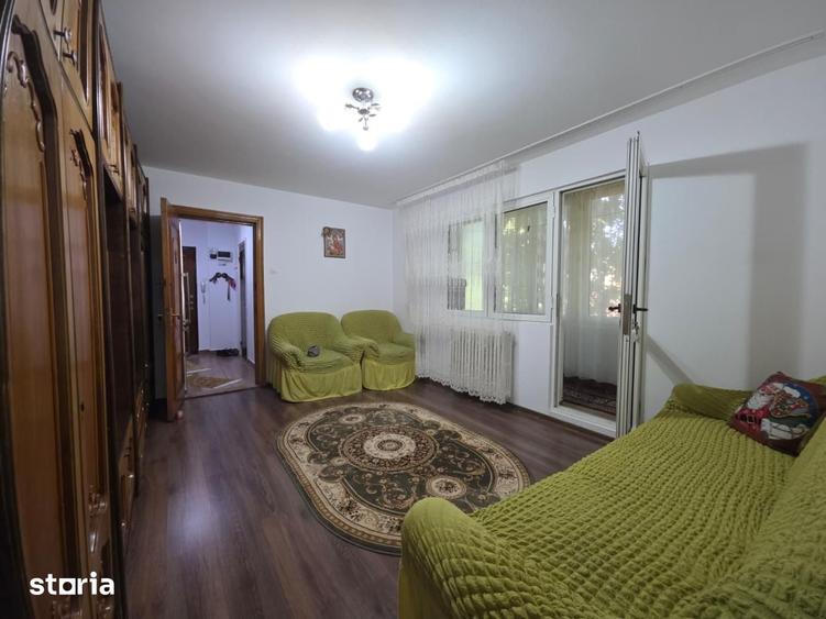 Apartament cu 3 camere semidecomandat în Dobroești
